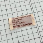 画像1: ばら刺繍タグ25mm横-petite couturier（ベージュ×茶） (1)